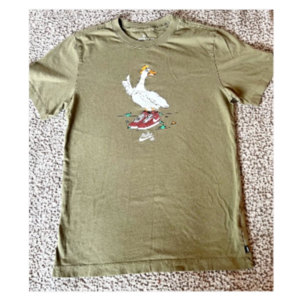 Nike SB Duck Graphic T Shirt Small Olive Green Skateboarding Skater Tee